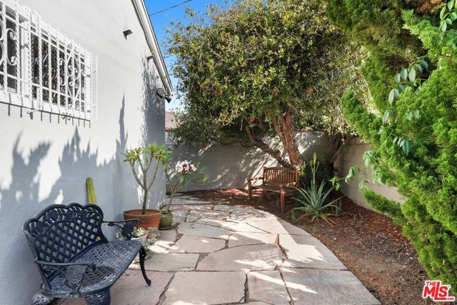 5812 S Garth Avenue, Los Angeles, CA 90056