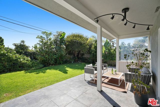 5812 S Garth Avenue, Los Angeles, CA 90056