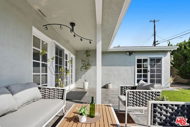 5812 S Garth Avenue, Los Angeles, CA 90056