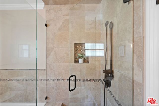 5812 S Garth Avenue, Los Angeles, CA 90056