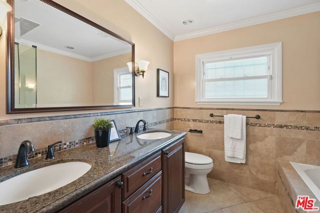 5812 S Garth Avenue, Los Angeles, CA 90056