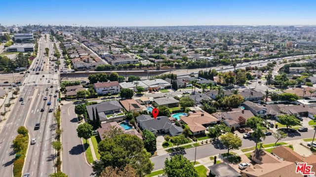 5812 S Garth Avenue, Los Angeles, CA 90056