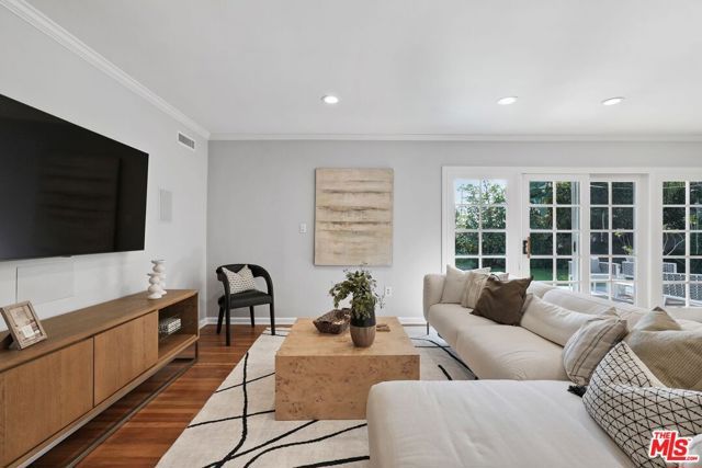 5812 S Garth Avenue, Los Angeles, CA 90056