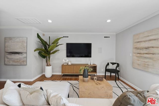 5812 S Garth Avenue, Los Angeles, CA 90056