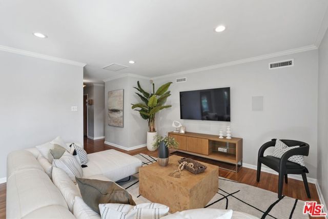 5812 S Garth Avenue, Los Angeles, CA 90056