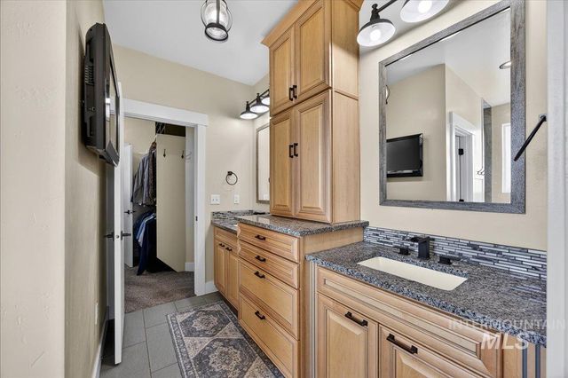 8150 S Locust Grove Rd, Meridian, ID 83642