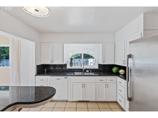 1300 INGERSOLL St, Coos Bay, OR 97420