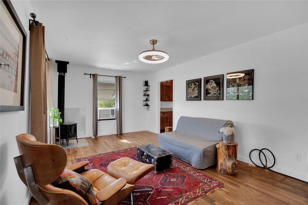 1607 E 4th ST, Taylor, TX 76574