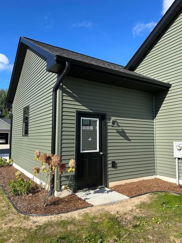 4054 Center Farm Lane, Traverse City, MI 49685