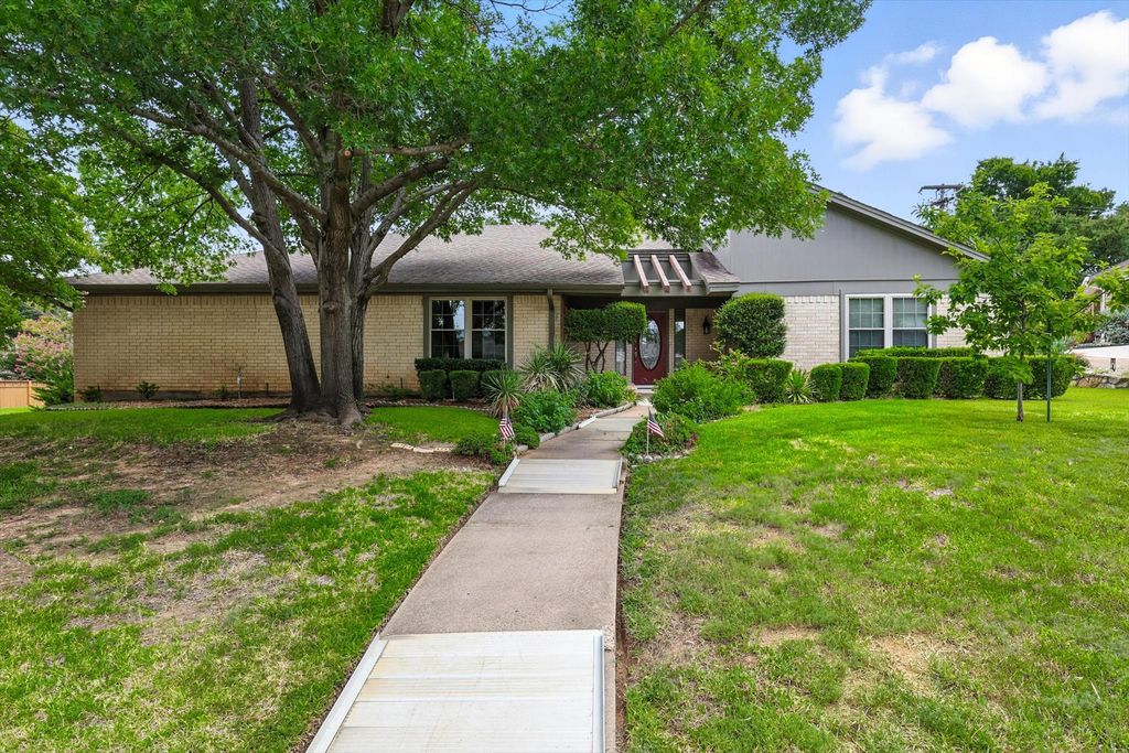 603 Bent Tree Court, Euless, TX 76039