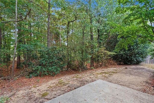 411 Crested View Drive, Loganville, GA 30052