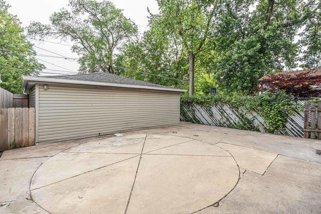 5707 W 82nd Place, Burbank, IL 60459