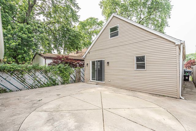 5707 W 82nd Place, Burbank, IL 60459
