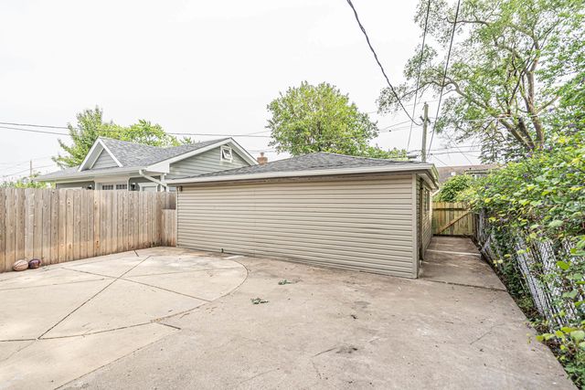 5707 W 82nd Place, Burbank, IL 60459