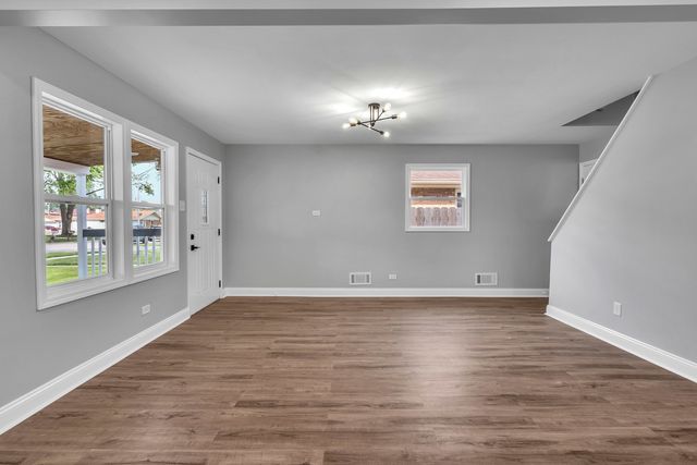 5707 W 82nd Place, Burbank, IL 60459