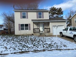 515 Flamos Circle NE, Canton, OH 44704