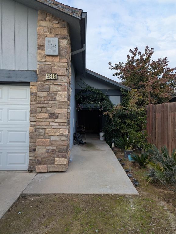 Image 3 of property listing at 4815 E Geary Street, Fresno, CA 93725