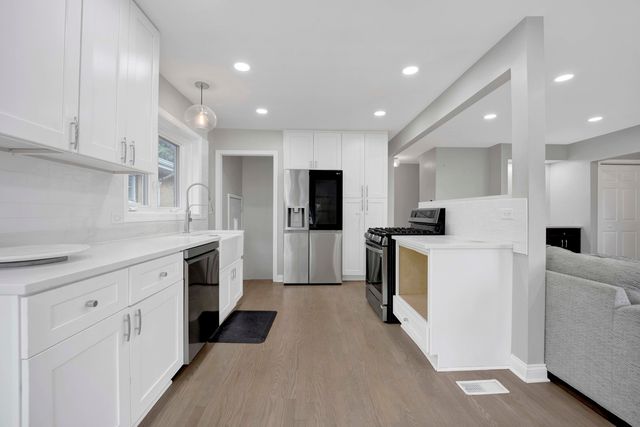 5730 S Oak Park Avenue, Chicago, IL 60638