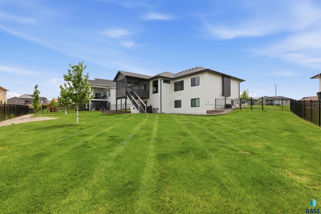 2504 S Galena Ct Court, Sioux Falls, SD 57110