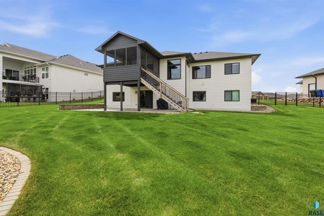 2504 S Galena Ct Court, Sioux Falls, SD 57110