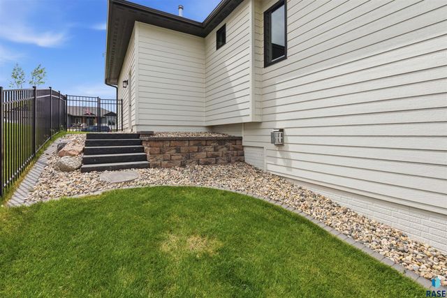 2504 S Galena Ct Court, Sioux Falls, SD 57110