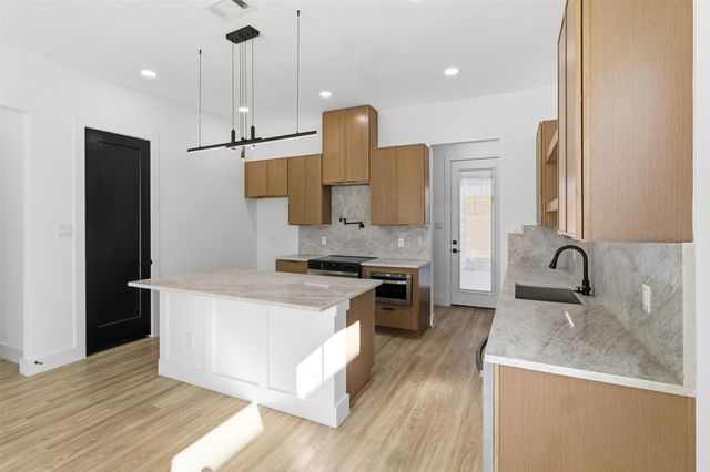 614 S Moore Street, Dallas, TX 75203