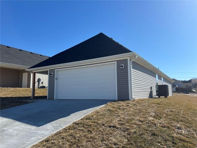 4801 S Creek Woods Drive, St Joseph, MO 64507