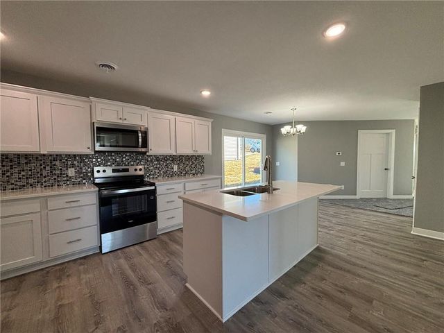 4801 S Creek Woods Drive, St Joseph, MO 64507