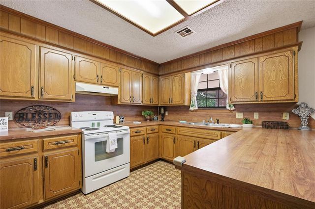 20301 SE 37th Street, Harrah, OK 73045