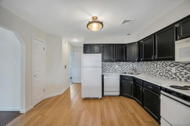 1 Atlantic Avenue 74, Farmingdale, NY 11735