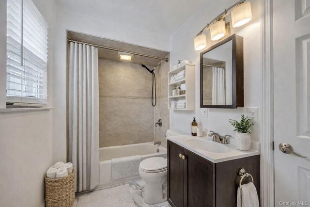 1 Atlantic Avenue 74, Farmingdale, NY 11735