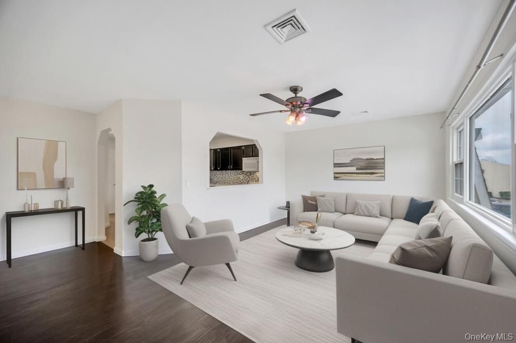 1 Atlantic Avenue 74, Farmingdale, NY 11735