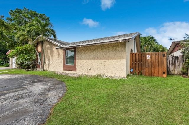 281 SW 83rd Ave, North Lauderdale, FL 33068