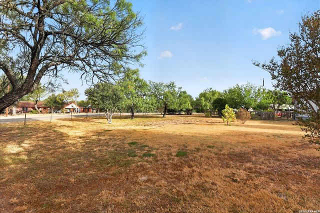 433 County Road 4511, Hondo, TX 78861