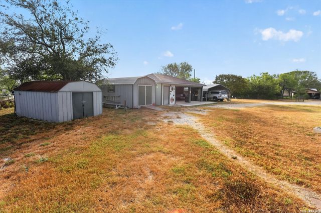 433 County Road 4511, Hondo, TX 78861