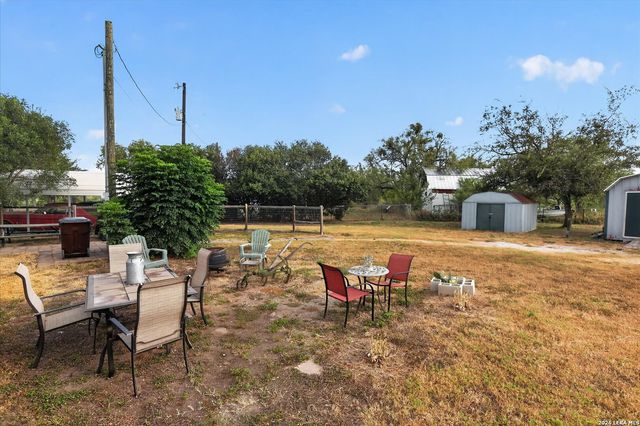 433 County Road 4511, Hondo, TX 78861