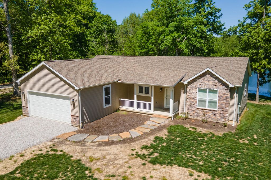Image 1 of property listing at 18562 E Hill Street, Mt Vernon, IL 62864