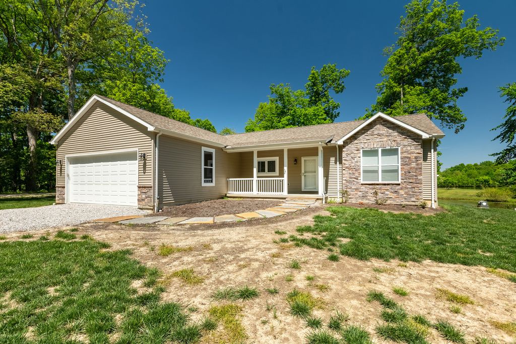 Image 2 of property listing at 18562 E Hill Street, Mt Vernon, IL 62864