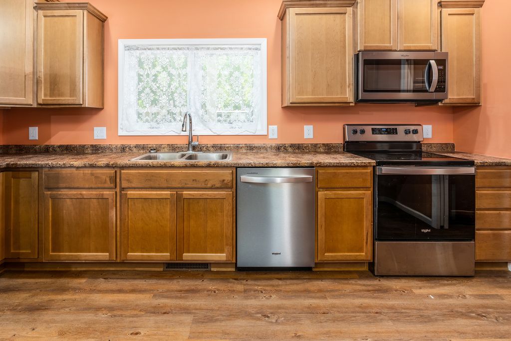 Image 11 of property listing at 18562 E Hill Street, Mt Vernon, IL 62864