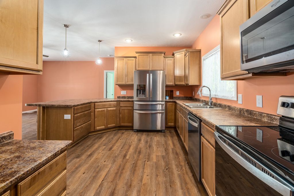 Image 12 of property listing at 18562 E Hill Street, Mt Vernon, IL 62864