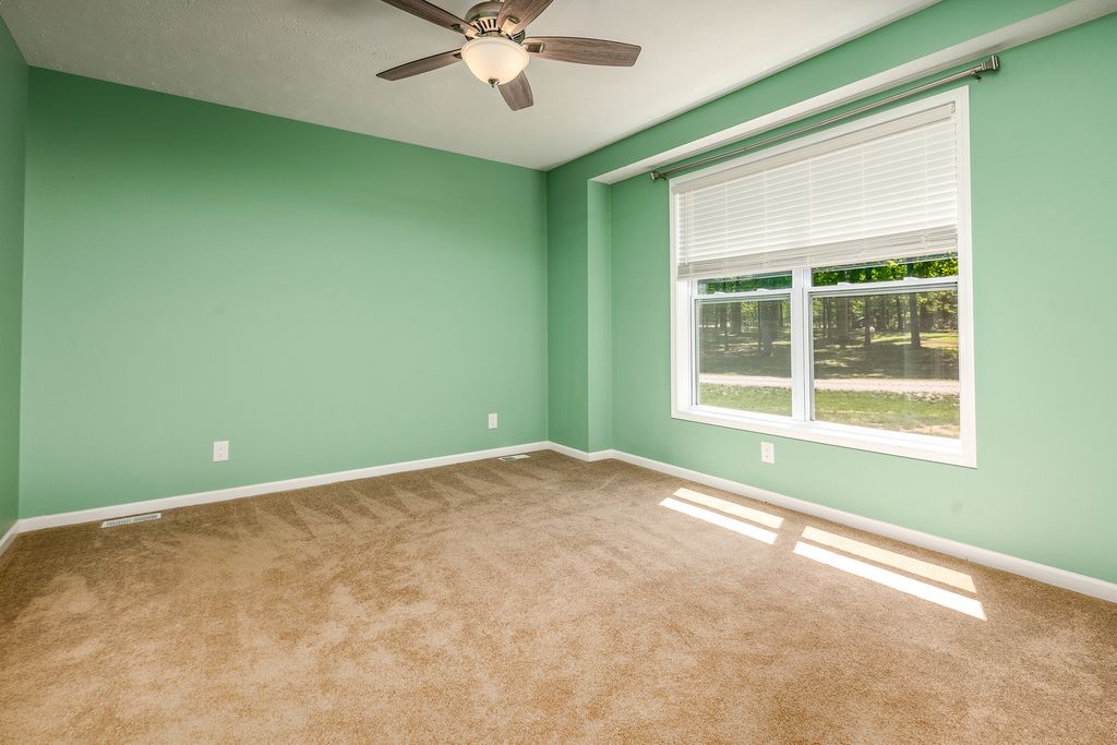 Image 15 of property listing at 18562 E Hill Street, Mt Vernon, IL 62864