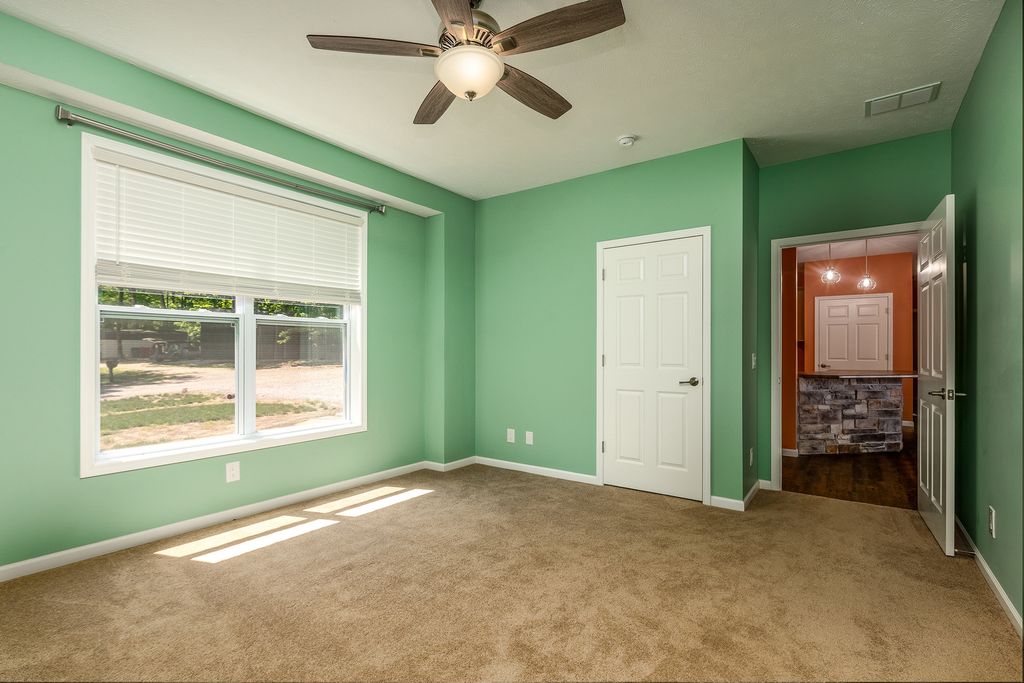 Image 16 of property listing at 18562 E Hill Street, Mt Vernon, IL 62864