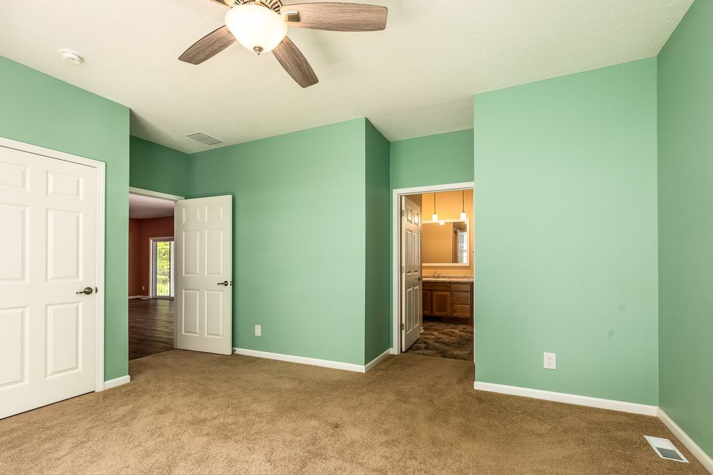 Image 17 of property listing at 18562 E Hill Street, Mt Vernon, IL 62864