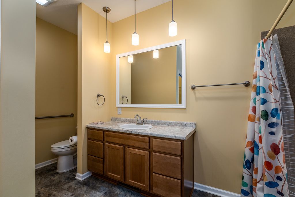 Image 18 of property listing at 18562 E Hill Street, Mt Vernon, IL 62864