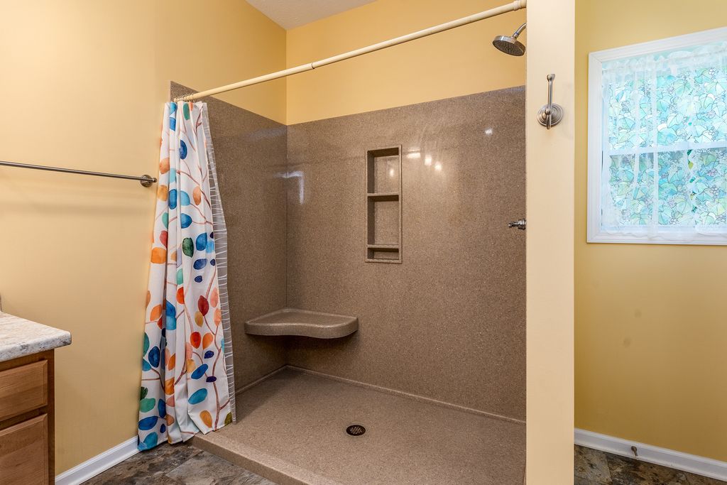 Image 19 of property listing at 18562 E Hill Street, Mt Vernon, IL 62864