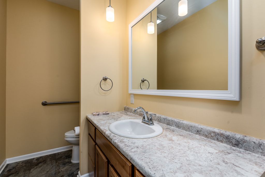 Image 20 of property listing at 18562 E Hill Street, Mt Vernon, IL 62864