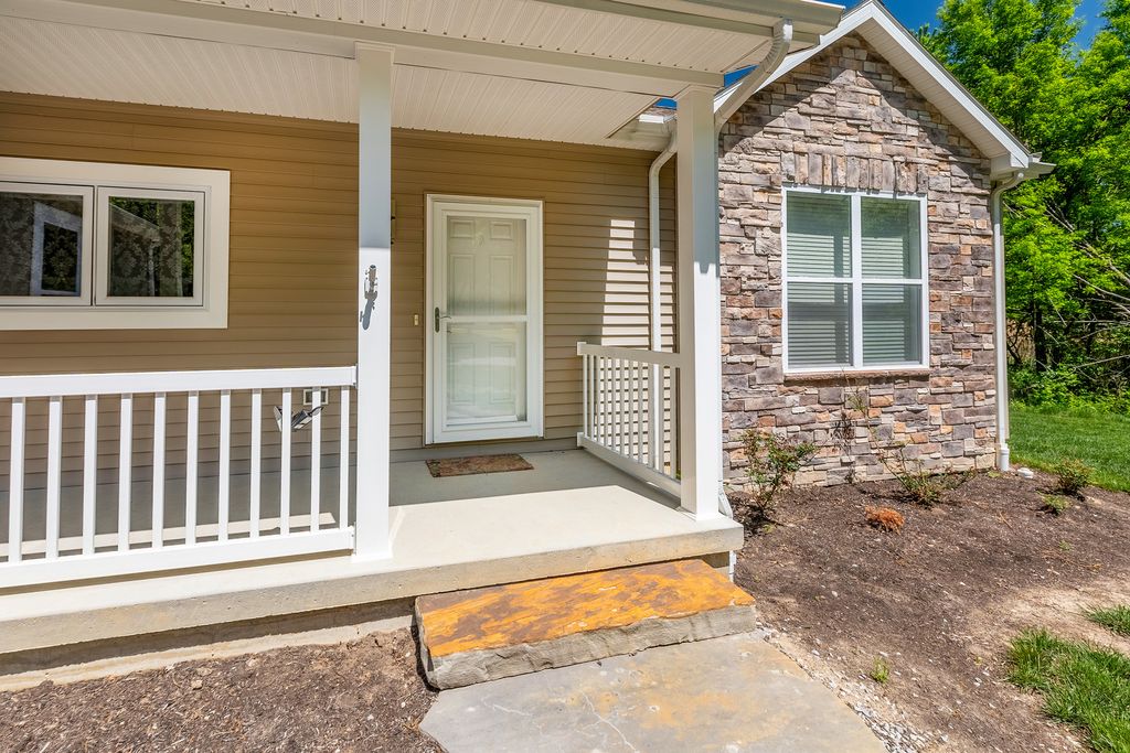 Image 3 of property listing at 18562 E Hill Street, Mt Vernon, IL 62864