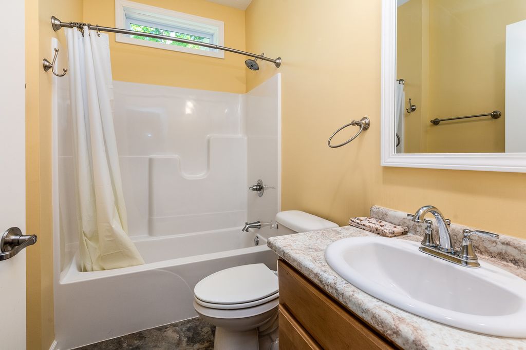 Image 24 of property listing at 18562 E Hill Street, Mt Vernon, IL 62864