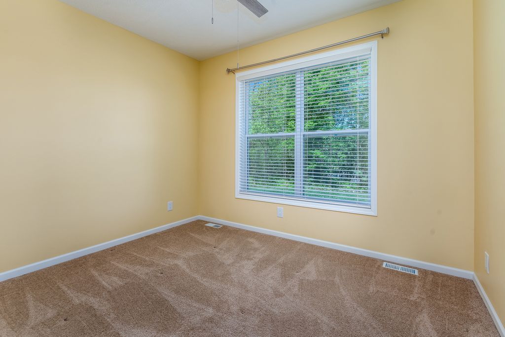 Image 25 of property listing at 18562 E Hill Street, Mt Vernon, IL 62864