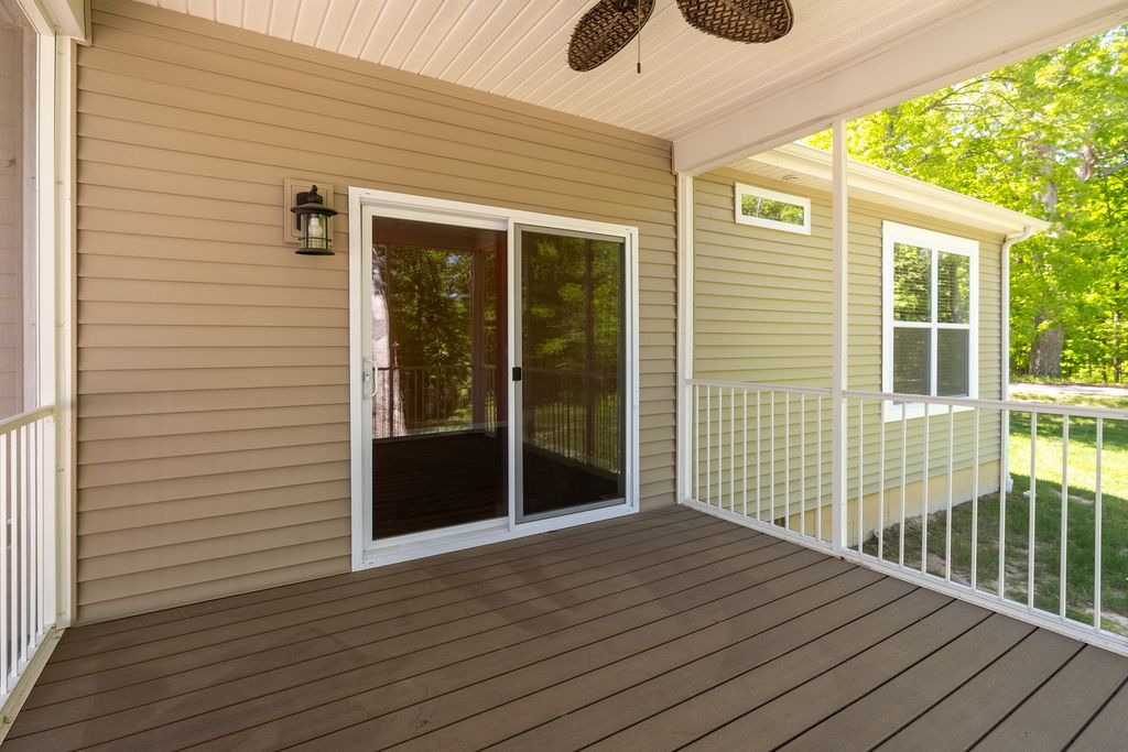 Image 30 of property listing at 18562 E Hill Street, Mt Vernon, IL 62864